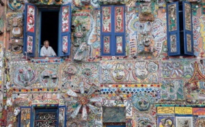 Danielle Jacqui à la fenêtre de sa maison du Pont-de-l’Étoile © Odile Meylan, 24 Heures