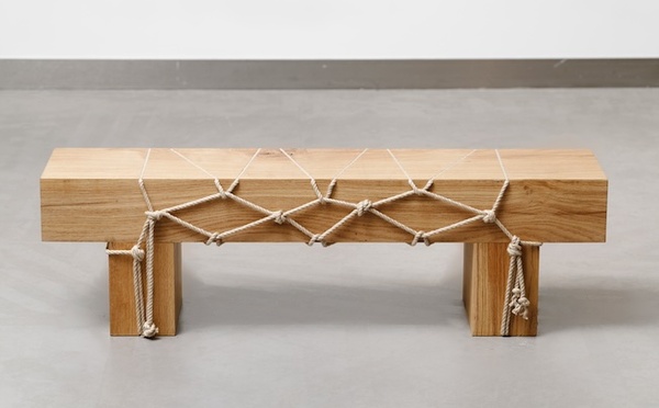 ColAAb x Morgane Tschiember, Shibari bench (banc), 2022. Chêne massif de Bourgogne, corde en lin. © Aurélien Mole