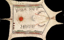 Manteau « des Trois Villages », Quapaw, vers 1740, peau de bison, pigments. © musée du quai Branly - Jacques Chirac, photo Claude Germain