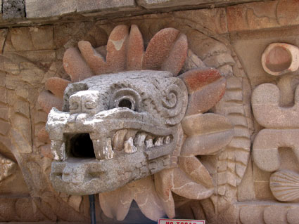 Sculpture du Temple de Quetzalcoatl 