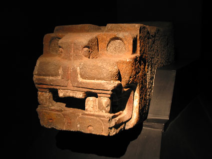 Tête menaçante du Temple de Quetzalcoatl